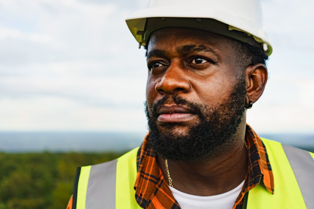 un travailleur avec casque de protection 